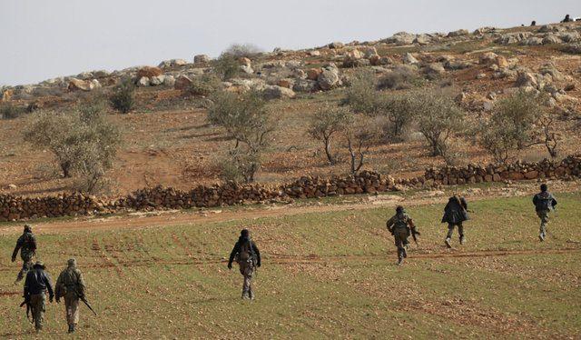 <p>ABD'nin ise Ankara'nın bu talebine PYD ve Türkiye'yi orta noktada buluşturma çabasıyla karşılık vermesi bekleniyor. ABD'den bu tavrı bekleyen Ankara, böyle bir durumda, PYD'nin başını çektiği Suriye Demokratik Güçleri içerisindeki Arap unsurlardan faydalanmaktan yana tavır alacak.</p>