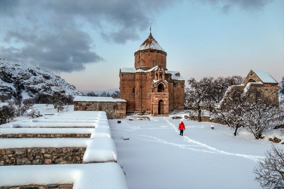 <p>Ada ve kilise soğuk hava ve kara rağmen fotoğraf tutkunları ve vatandaşların ilgisini çekmeye devam ediyor</p>
<p> </p>