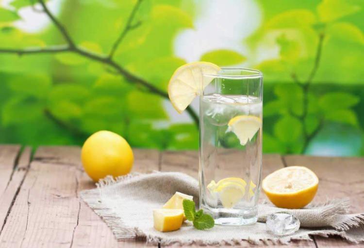 <p>Limonlu suyun güzellik ve sağlık açısından birçok faydası olduğunu duymuş muydunuz?</p>
