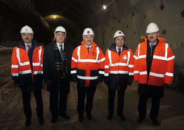 <p>Sol tüpte İzmir tarafından 2 bin 262 metre, Manisa tarafından ise 788 metre delme gerçekleştirildiği, toplamda 3 bin 49 metrelik ilerleme sağlandığı belirtildi. Toplamda 6 bin 219 metre kazı ve destekleme yapıldığı öğrenildi.</p>

<p> </p>
