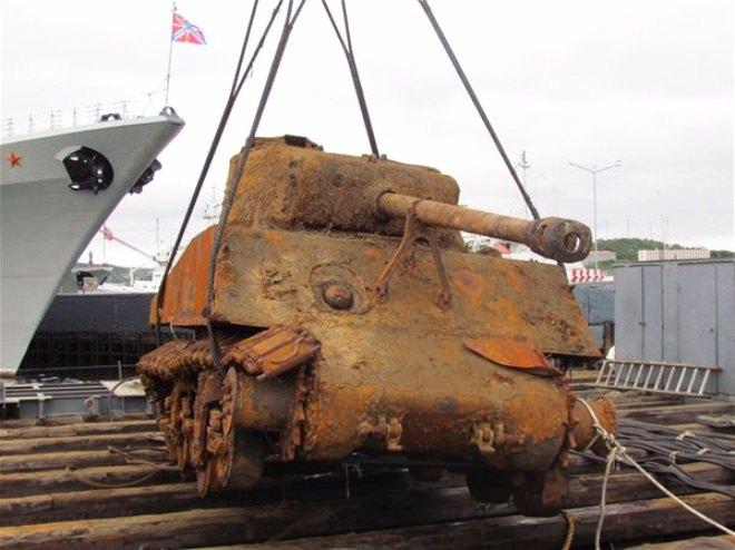 <p>Rus Kuzey Filosu'na bağlı arama ve kurtarma ekibinde görev yapan askeri uzmanlar, Barents Denizi'nin dibinden İkinci Dünya Savaşı döneminden kalma ABD yapımı iki Sherman tankını karaya çıkardı.</p>
<p> </p>