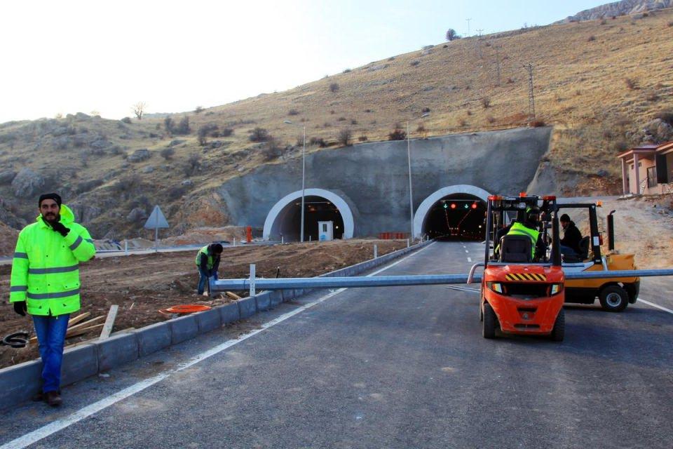 <p>Karayolları 8. Bölge Müdürlüğünde görevli yol yapım başmühendisi Zafer Özdemir, AA muhabirine yaptığı açıklamada, Karahan Tüneli'nin bin 800 rakımlı Karahan Geçidi'ni baypas etmek için açıldığını hatırlattı.</p>

<p> </p>
