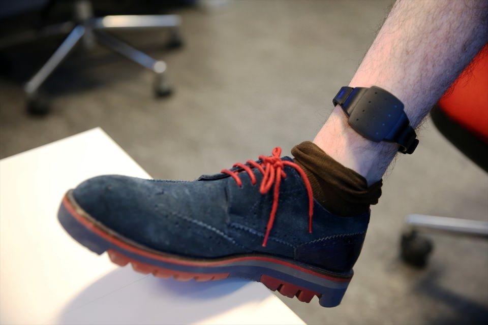 <p>FETÖ şüphelilerine ilişkin özellikle konuttan ve konut çevresinden ayrılmamaya yönelik tedbirler için elektronik kelepçe kararlarının verildiğini dile getiren Yıldırım, "Bugün itibarıyla FETÖ mensubu olduğu şüphesiyle tutuklama alternatifi olarak elektronik kelepçe tedbiri uygulanan 285 kişinin infazı takip ediliyor. Bunların ağırlıklı bölümü ev hapsi kapsamında konutta takip ediliyor. Şu ana kadar herhangi bir ihlal durumu söz konusu olmamıştır. Sistem sorunsuz olarak çalışmaktadır." diye konuştu.</p>

<p> </p>
