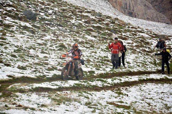 <div>BERN sözleşmesi ile koruma altında bulunan, dünyanın ötmeyen tek kurbağa türü olan Toros Kurbağası’nın (Rana Holtzi) yaşadığı Bolkar Dağları’ndaki Karagöl’e, bir grup arazi tipi araç ve motosikletlerle girince, yol Kaymakamlık tarafından kapatıldı. Kaymakam Ferhat Atar, göl çevresinde denetimlerin artacağını söyledi.</div>

<div> </div>
