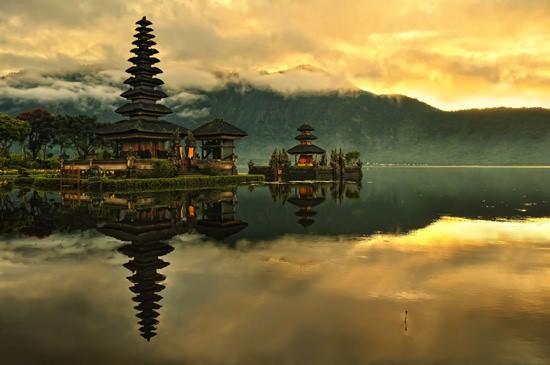 <p>Endonezya içinde bulundurduğu adalar sayesinde dünyanın en büyük takımada devletidir.</p>

