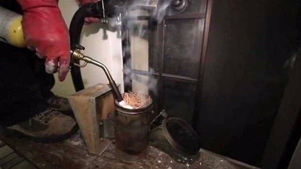 <p>Karşılarına çıkan 50 bin arıyı 5 saat gibi bir sürede kutunun içine koydular.</p>
<p> </p>