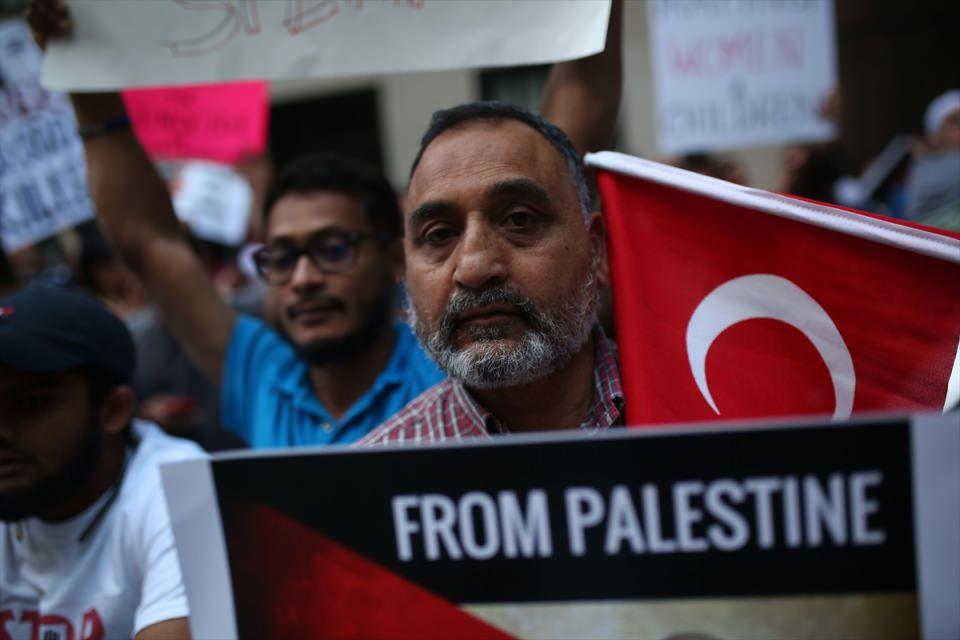 <p>New York'taki Myanmar Birleşmiş Milletler Daimi Temsilciliği karşısında toplanan bir grup, Arakanlı M&uuml;sl&uuml;manlara y&ouml;nelik şiddete son verilmesini istedi.</p>
