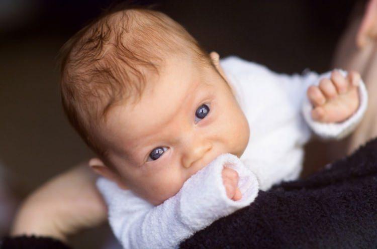 <p>Hemen hemen her ebeveyn yeni doğan bebeğinin ilk ve özel anlarını hatıra bırakmak için fotoğrafını çeker. Fakat, flaşın parlayan ışığı bebeğin retinasına zarar verir. <strong>Özellikle ilk 3 ayda flaş bebeklerden uzak tutulmalı.</strong></p>
