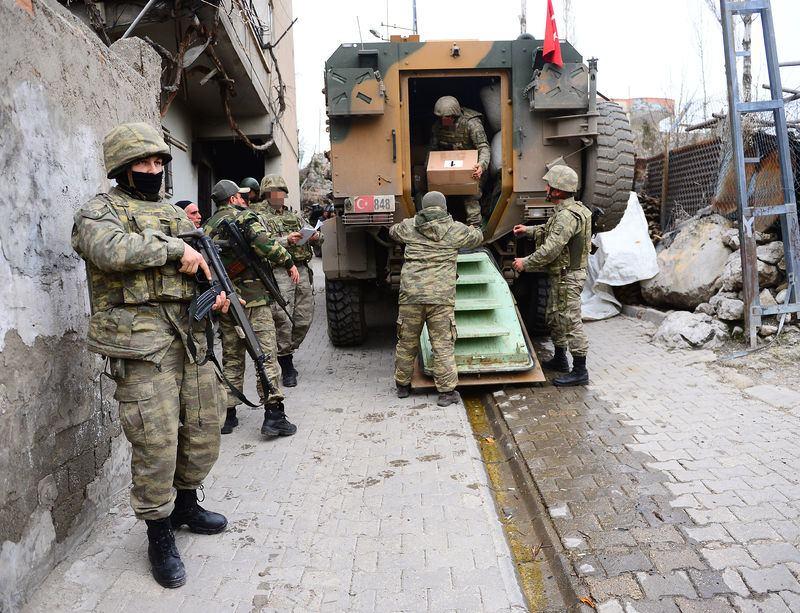 <p><strong>"Allah askerlerimizi korusun"</strong></p>

<p>Ev hanımı S.A, güvenlik güçlerinin düzenli yardımı sayesinde sıkıntı yaşamadıklarını belirterek, "Askerimize çok teşekkür ediyoruz, Allah askerlerimizi korusun. Devletimiz sağ olsun, onlar bizi koruyor, huzur ve güvenimiz için buradalar. Onlara teşekkür ediyoruz. Operasyonların bir an önce başarı ile tamamlanmasını istiyoruz." dedi.</p>
