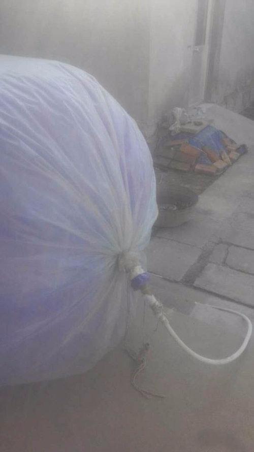 <p>Çin’in doğusundaki Shandong eyaletinin yoksul Binzhou bölgesinde yaşayan köylüler, plastik balonları doğalgazla doldurup evlerinin yolunu tutuyor.</p>
<p> </p>