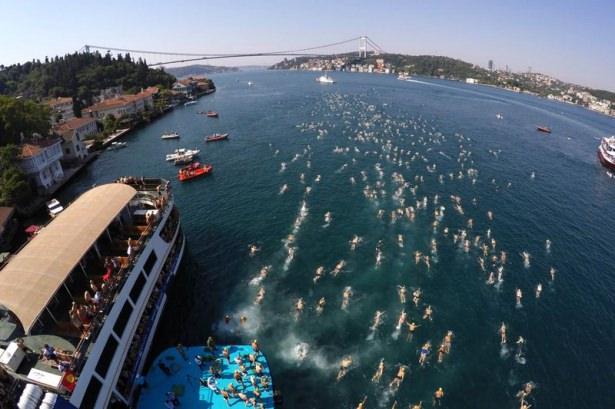 <p>Türkiye Milli Olimpiyat Komitesi (TMOK) tarafından bu yıl 27.'si düzenlenen Samsung Boğaziçi Kıtalararası Yüzme Yarışı, verilen startla başladı.</p>
<p> </p>