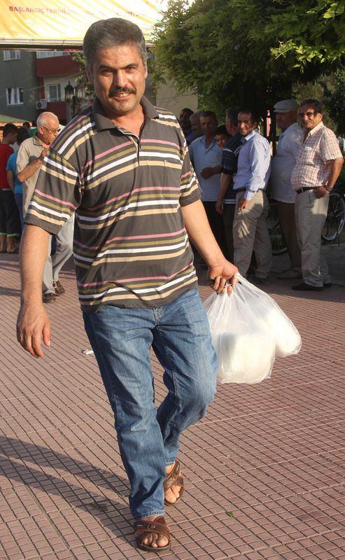 <p>Yaşar, "Vatandaşa kar yetmiyor. Havalar o kadar sıcak ki bir günde bir kamyonet kar satılıyor" dedi.</p>

<p>​​</p>
