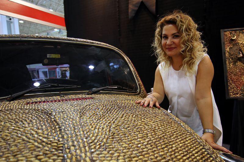 <p>Gündüz, çalışmalara 2 yıl önce başladığını belirterek, "Fısfıs adını verdiğimiz aracımız için 500 kilo fıstık kabuğu kullandım. Antep fıstığının kabuklarını suda ve güneşte bekleterek 5 aşamalı çeşitli kimyasal testlerden geçirdim. Olumlu sonuç alınca da 6 ay önce kabukların dizimine geçtik ve sonunda tamamladık" dedi.</p>
<p> </p>