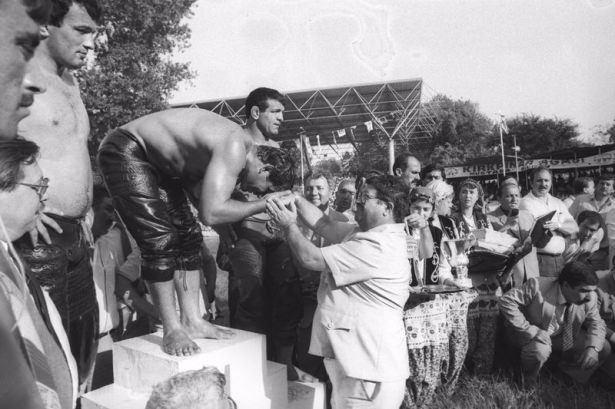 <p>14 Temmuz 1985'te Edirne'de düzenlenen Kırkpınar Yağlı Güreşleri'ni izleyen Başbakan Özal, dereceye giren pehlivanlara ödüllerini verdi. Devlet Bakanı Mustafa Taşar (sağ arkada), Başbakanlık Koruma Müdürü Musa Öztürk (sağ önde)</p>
