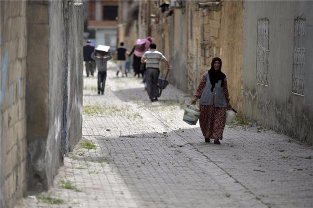 <p>İmkanı veya gidecek yeri olmayan bazı aileler ise yaşamlarını evlerinde sürdürüyor.</p>
<p> </p>