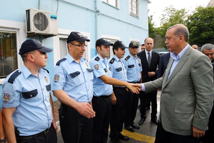 <p>Cumhurbaşkanı Recep Tayyip Erdoğan, Ataşehir Mimar Sinan Camii'nde kıldığı bayram namazının ardından Şehit Salih Sevgican Polis Karakolu'na gelerek polislerle bayramlaştı. </p>

