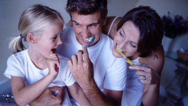 <p>- Çocuğunuzu diş fırçalarken kendinize ait bir diş fırçası ile siz de kendi dişlerinizi fırçalayın.</p>
