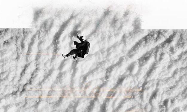 Sıfır noktası. Kittinger kendini boşluğa bırakıyor. "Hiç bir ses yoktu, hiç bir rüzgar yoktu, düşmüyordum bile, hızlanmıyordum" şeklinde konuşuyor. Daha sonra 4 dakika 36 saniye içerisinde tam 988 km/saatlik bir hıza ulaşıyor. Felix Baumgartner'in kırmak istediği rekor işte bu.