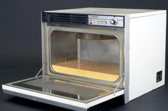 <p>Mikrodalga fırın 1946'da icat edildi. İlk modeller ABD'de 1940'ların sonunda piyasaya sürüldü. Bu model 1960'lara ait.</p>