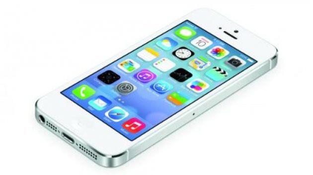 <p><strong>Uygulamalar</strong><br />iOS 7, her ne kadar uygulama geliştiricilerinin uzun süreden beri test ettiği bir işletim sistemi olsa da hala doğru çalışmayan uygulamalar bulunuyor. Özellikle yerel uygulamalarda birçok sorunla karşı karşıya kalınabiliyor. Örneğin bazı uygulamalar açılmıyorken, bazı uygulamalr ise siyah bir ekranla hata veriyor.</p>