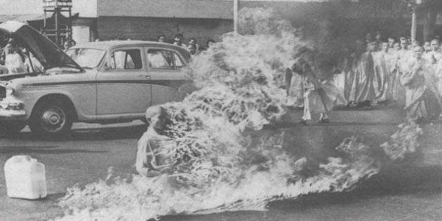 <p><strong>Monk'un Yanışı (1963)</strong><br />Malcolm Browne'un çektiği fotoğraf. 11 Haziran 1963 günü Vietnamlı bir Durist rahip Thich Quang Duc, Katolik Diem rejiminin baskıcı politikalarına dikkat çekmek için Saigon şehrinin işlek bir kavşağında kendini yakarak öldürdü. Görgü tanıklarının ifadesine göre Duc, iki öğrencisiyle birlikte yolun ortasında durup arabadan usulca inerek yere oturdu ve talebelerinden üzerine benzin döküp kendisini yakmalarını istedi. O an hiç kıpırdamadı, ses çıkarmadı.</p>