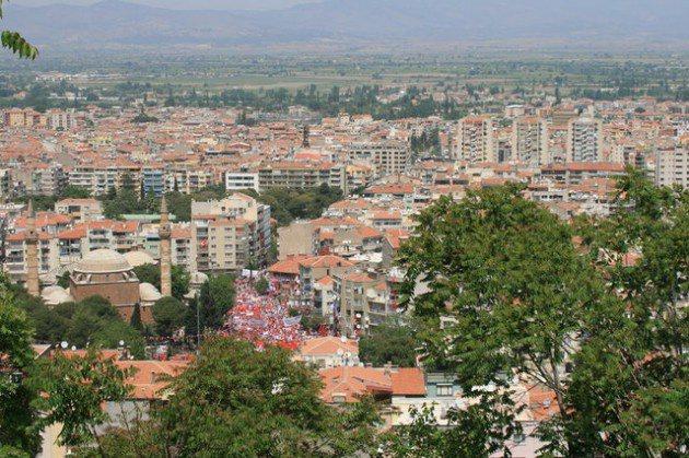 <p>MANİSA</p>
<p> </p>
<p>995 bin seçmeni bulunan Manisa'da bin denek üzerinde yapılan araştırmada deneklerin yüzde 36'sı AK Parti'ye oy verirken, yüzde 34'ü MHP'ye oy verdi. Manisa'da deneklerin yüzde 18'i CHP'den yana oy kullandı.</p>