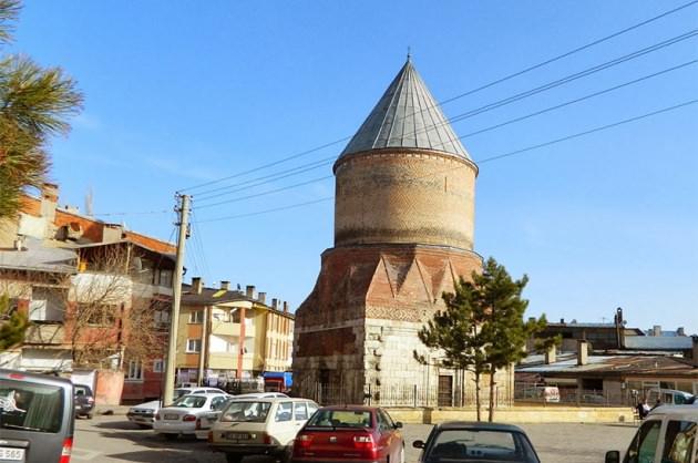 <p>Sivas: 433 bin 499 seçmen, 2 bin 417 sandıkta oy kullanacak.</p>