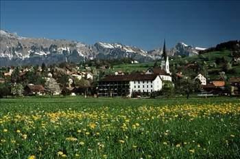 Liechtenstein, Orta Avrupa'da, İsviçre ile Avusturya arasında yer almaktadır. 160 km²’lik yüzölçümü ile Avrupa’nın altıncı küçük devletidir. Sınırları 76 km uzunluğundadır.Hükümet merkezi, 25.000 nüfuslu Vaduz’dadır.