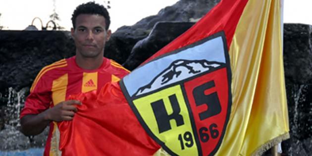 CLEYTON (KAYSERİSPOR) Yunanistan pasaportu da taşıyan Brezilyalı orta saha oyuncusu Alexandre Silva Cleyton, Larissa, Panathinaikos ve M. Donetsk'in ardından yeni sezonda Kayserispor forması giyecek.
