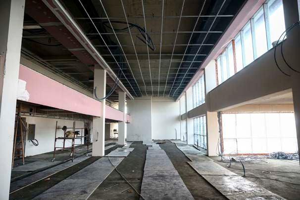 <p>Daha sonra duruşma salonuna, kamera sistemleri ve diğer güvenlik cihazları yerleştirilecek. Hakim, savcı, avukat, sanık ve izleyici bölümlerine ilişkin iç düzenleme de Adalet Bakanlığı tarafından yapılacak.</p>