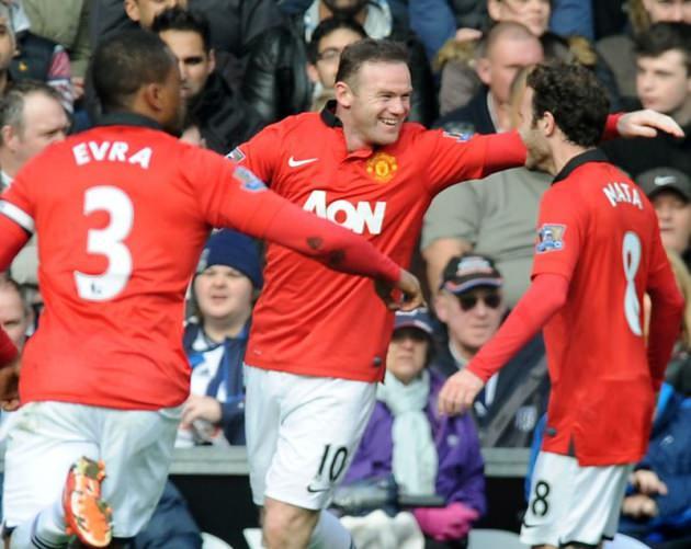 <p><strong>Manchester United</strong></p>
<p>Kırmızı Şeytanlar, forma sponsoru Nike'tan yıllık 30 milyon Euro, göğüs reklamı aldığı Chevrolet'den yıllık 63,3 milyon Euro alıyor.</p>