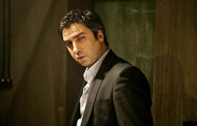 <p><strong>Polat Alemdar<br /></strong><br />Kurtlar Vadisi dizisinde Polat Alemdar karakterini canlandıran Necati Şaşmaz, ticarete atılıyor. Necati Şaşmaz, abisi Naci Şaşmaz ile birlikte Bolu'nun Gerede ilçesinde büyükbaş hayvan yetiştiriciliği yapacak. Necati Şaşmaz, yatırımlarını sürekli olarak Gerede'ye yapıyor. Gerede Belediye Başkanı Ömer Baygın konuyla ilgili olarak, "Şaşmaz ailesi daha önce ilçemize büyük bir ahşap fabrikası kurdu. Gerek Raci Şaşmaz, gerekse Necati Şaşmaz ilçemizi sık sık ziyaret ediyor. En son büyükbaş hayvancılık yapmak istediklerini bizlere ilettiler. Bizler bu girişimden son derece mutlu olduk. Gerede'ye yatırım yapmak isteyen herkese kapımız açık ve sonuna kadar kendilerine destek vereceğiz" dedi. </p>