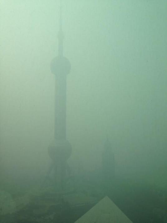 H&uuml;k&uuml;metin hava kirliliği takip merkezi PM 2.5 kirlilik oranını 477 olarak &ouml;l&ccedil;t&uuml;. D&uuml;nya Sağlık &Ouml;rg&uuml;t&uuml;'n&uuml;n ise tavsiyesi ortalama 20 ve altı...