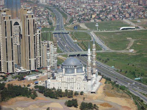 10 bin kişilik cami ibadete açıldı