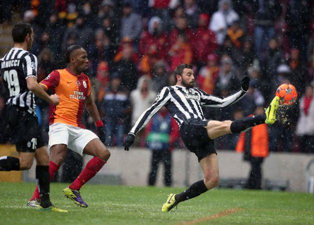 <p>@emelllduman top oynatmadık, soğumuzda dondurduk, memleketlerne 1 gün geç gönderdik, tur atladık.. çok ayıp ettik İtalyanlara:) #galatasaray</p>