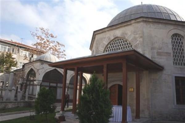 <p>Bayram Paşa Türbesi<br /><span><br /> Haseki Caddesi Bayrampaşa Külliyesi Haseki - Fatih<strong></strong></span></p>