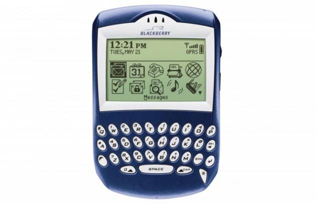 <p>BlackBerry 6210 - 2003’e gelindiğinde sahneye uzun yıllar çağrı cihazları üretmekle vakit geçiren BlackBerry çıktı. T68i, rahatlıkla ceplere sığma özelliğiyle, Hiptop yazışma bağımlılarıyla zirveye çıkarken, BB 6210 iş dünyasının aradığı telefon olarak belirdi. Telefon, internet bağlantısı, hızlı e-posta hizmeti ve hızlı yazı yazma imkanı sunan QWERTY klavyesi ile gelecek vaat eden birtelefon olarak belirdi. Ta ki iPhone piyasaya çıkana kadar.</p>