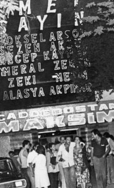 <p><strong>CADDEBOSTAN MAKSİM GAZİNOSU<br /></strong>Caddebostan Maksim Gazinosu’nun ışıklı neonu. Kadroda kimler yok ki! Assolist Emel Sayın. Alt kadrosunda ise Göksel Arsoy, Sezen Aksu, Recep Kaymak, Meral Zeren, Zeki Alasya ve Metin Akpınar var. Hey gidi günler, hey gidi gazinolar (1981).</p>