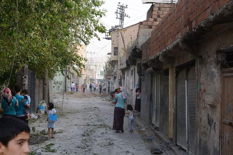<p> Şırnak'ın Cizre ilçesinde, bir haftadır uygulanan sokağa çıkma yasağının kaldırılmasıyla terör örgütü PKK'nın ilçeye verdiği tahribat gün yüzüne çıktı.</p>
