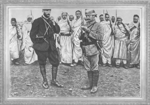 Kurmay Binbaşı Mustafa Kemal, Mücahit Bedevi kuvvetleri önünde emirlerini yazdırırken (Derne, 1912)