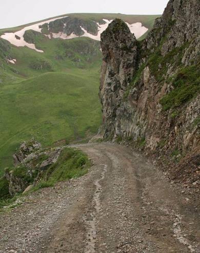 <p><strong>Uzungöl Yolu</strong><br />
Uzungöl Yolu, Trabzon'un Çaykara ilçesinde bulunan 1125 metre yükseklikteki bir dağ gölü yoludur</p>
