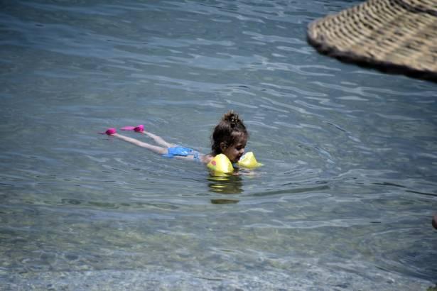 <p>"(Yabancılar Bodrum'a gelmez) şeklinde bir algı oluşmuştu ama zaman içinde bunlar kırıldı. İnsanlık ayıbı olan terör sadece Türkiye'de değil, dünyanın her yerinde var. Bunlar hep oluyor ve olmaya da devam edecek. Gelen misafirlerin özellikle Fransız gazetecilerin söylediği çok ilginç bir laf vardı. 'Şu anda Bodrum'da kendimi Fransa'dan daha güvende hissediyorum.' Bunları köşelerinde de yazması bizi mutlu ediyor. Bodrum'dan kötü ayrılan hiç turistimiz olmadı."</p>
<p> </p>