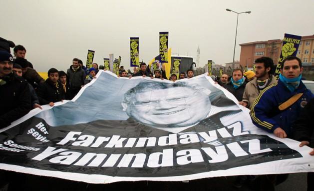 <p><strong>14 ŞUBAT: İLK DURUŞMA GÖRÜLDÜ</strong><br />3 Temmuz’da ilk operasyonun gerçekleştiği Futbolda Şike Davası’nın ilk duruşması Silivri'de görüldü. Binlerce Fenerbahçeli taraftar Silivri Cezaevi’ne akın etti. Duruşmada yapacağı açıklamalar büyük merakla beklenen Aziz Yıldırım, iddialı sözleriyle dikkat çekti.</p>