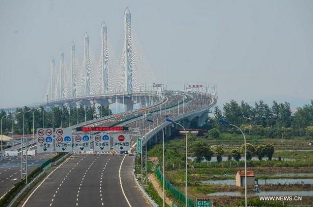 Dünyanın en uzun ve geniş asma köprüsünün inşaatı Çin’in Shaoxing kentinde tamamlandı.