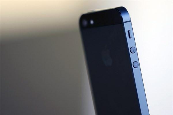 <p><strong>Apple iPhone 5S<br /></strong><br />Dış görünüşüyle iPhone 5'e benzemesi beklenen iPhone 5S'in önceki modelden daha hızlı olması bekleniyor. Bir iddiaya göre 5S'te parmak izi tarama özelliği de olacak.</p>