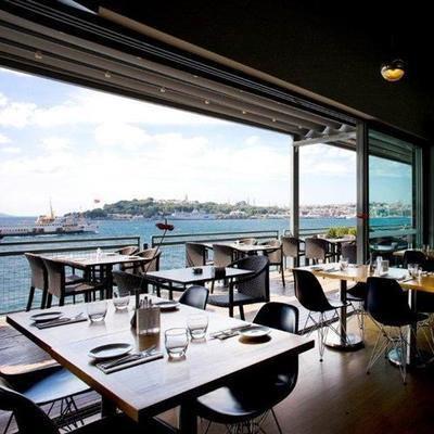  RESTORAN - Kısa bir süre öncesine kadar yatırımcıların hobi olarak gördüğü yeme içme sektörü şu sıralar adeta paylaşılamıyor. Sektör her hafta yeni bir satın alma haberiyle çalkalanırken yabancı gruplar Türkiye’ye girmek için yarışıyor. Doğuş Grubu’un patronu Ferit Şahenk, Yandex Yönetim Kurulu Başkanı Mehmet Ali Yalçındağ, Esas Holding Yönetim Kurulu Üyesi Ali Sabancı, Demsa’nın patronu Demet Sabancı Çetindoğan, Teknik Yapı'nın ikinci kuşak patronu Umut Durbakayım, Aksa Jeneratör’ün sahibi Kazancı Holding Başkan Vekili Cemil Kazancı… Hepsinin ortak noktası son dönemde yiyecek içecek işine merak sarmış olmaları. Tüketim alışkanlıklarını değişmesiyle birlikte dışarıda yeme içme giderek artıyor. 2010’da dışarıda yeme içme oranı ayda bir kere iken 2011’de bu oran ayda ikiye yükseldi. Sektör 2012’de yüzde 15 büyürken yıllık cirosu da 7 milyar dolara ulaştı. Özellikle temalı restoran konseptinin önümüzdeki döneme damgasını vurması bekleniyor. 