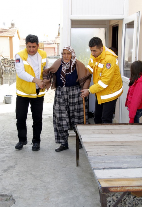 <p>Bir asrı aşan ömründe pek çok kez oy kullanan Karaçavuş, sağlık görevlilerinin yardımıyla ambulansa bindirildi.</p>