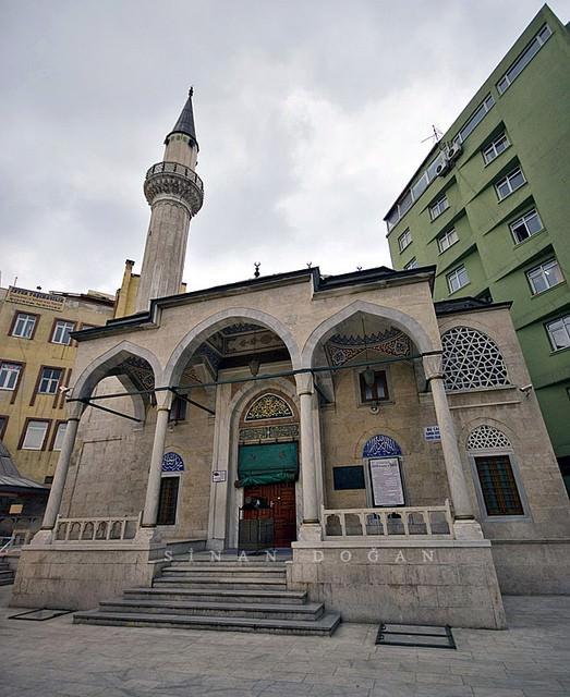 <p>Daha önce meyhane olarak kullanılan Sirkeci'deki Merzifonlu Kara Mustafa Paşa Camii yeniden inşa edilerek ibadete açıldı. </p>