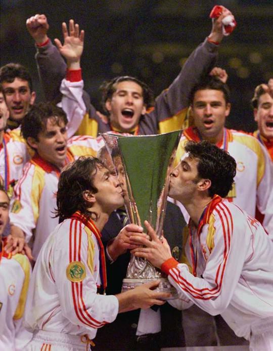 Galatasaray-Arsenal 17 Mayıs 2000... UEFA Kupası finalinde Galatasaray, ünlü İngiliz ekibi Arsenal'i 90 dakika ve uzatmaların golsüz eşitlikle sona ermesinin ardından penaltılar sonucu 4-1 mağlup ederek kupaya uzandı.