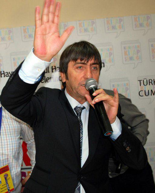 <p>RIDVAN DİLMEN "Okuyucular da benden sıkılmışlardır artık. Her dakika aynı şeyleri söylüyorum, yazıyorum diye."</p>